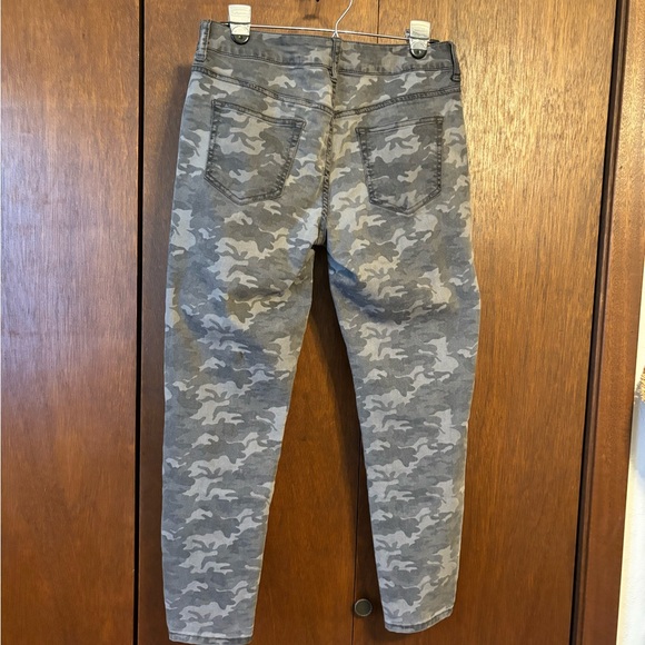 Women’s camouflage jeans - Picture 2 of 4